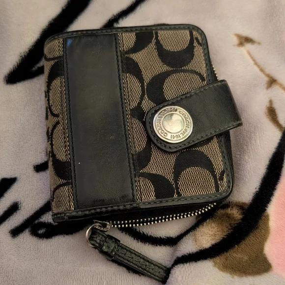 Vintage older style Coach wallet - Picture 1 of 7